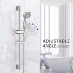 Cuarto de baño moderno con azulejos de mármol, cabezal de ducha ajustable sobre una barra, bañera blanca cerca de una gran ventana con cortinas transparentes. Texto: "ÁNGULO AJUSTABLE.