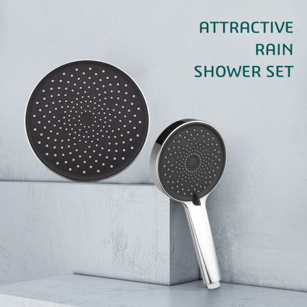 Twee douchekoppen (gemonteerd en in de hand gehouden) op een lichtgrijze achtergrond met de tekst "ATTRACTIVE RAIN SHOWER SET" rechtsboven.