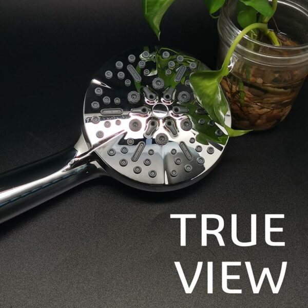 Close-up van een metalen handdouchekop naast een plantje in een pot, met "TRUE VIEW" aan de rechterkant.