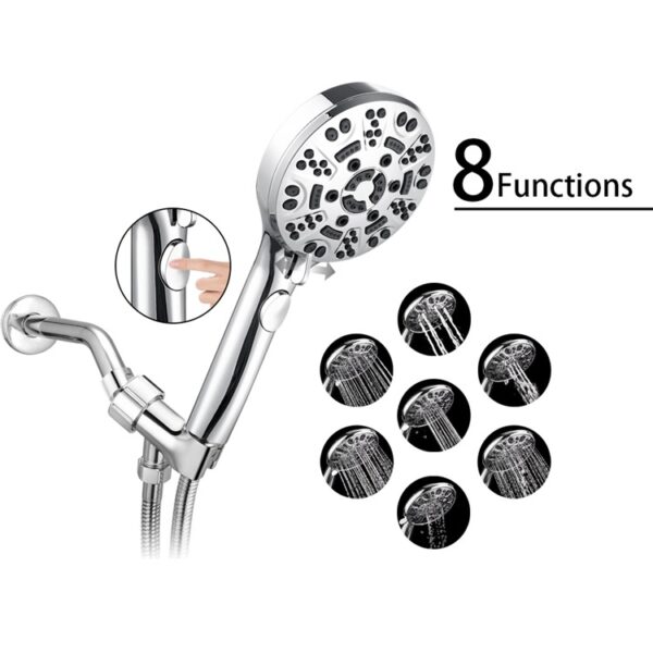 8가지 스프레이 기능을 갖춘 반짝이는 금속 핸드헬드 샤워헤드가 은색 암에 부착되어 있습니다. 삽입에는 핸들 버튼을 누르는 손가락이 나와 있습니다.