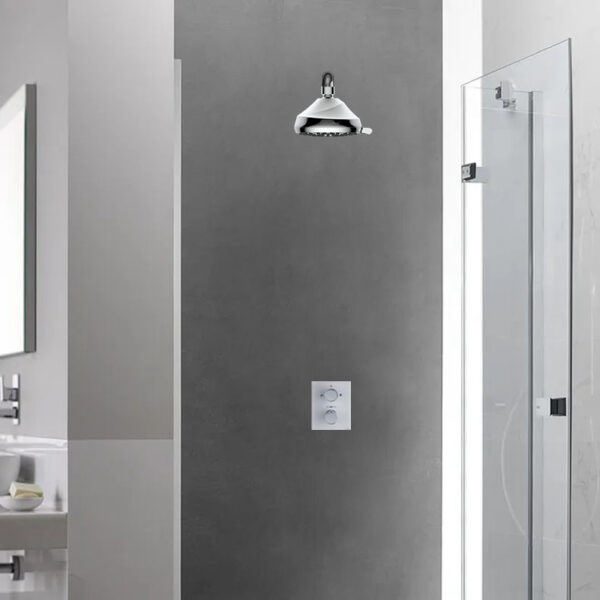 Baño moderno y minimalista: pared decorativa en gris, cabezal de ducha plateado, puerta de ducha de vidrio y azulejos blancos.