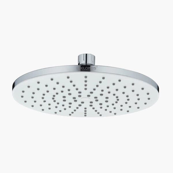 Ett runt kromat regnduschmunstycke med jämnt fördelade små vattenstrålar.
