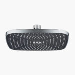 Ein rechteckiger Duschkopf aus Chrom mit gleichmäßig verteilten Düsen vor einem schlichten weißen Hintergrund.