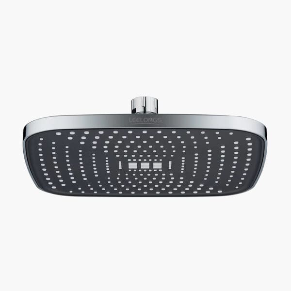 Ein rechteckiger Duschkopf aus Chrom mit gleichmäßig verteilten Düsen vor einem schlichten weißen Hintergrund.