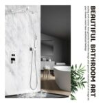 Douche en marbre, bain autoportant blanc, plancher en bois. Texte en grand : « Bel art de la salle de bain ». Feuilles de plantes au premier plan.