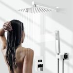 Une personne aux cheveux longs se tient sous une douche à effet pluie carrée, tenant une pomme de douche à main.