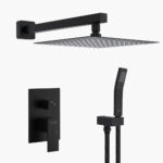 Cabezal de ducha de lluvia cuadrado negro, brazo montado en la pared, ducha de mano a juego y válvula de control con manija de palanca sobre un fondo blanco.