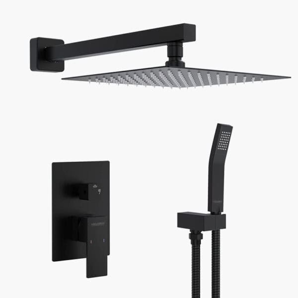 Cabezal de ducha de lluvia cuadrado negro, brazo montado en la pared, ducha de mano a juego y válvula de control con manija de palanca sobre un fondo blanco.
