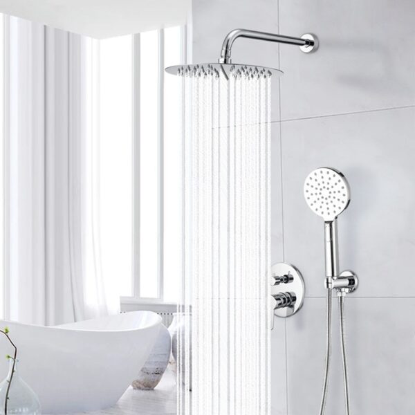 Cuarto de baño moderno: cabezal de ducha cromado y ducha de mano en una pared de azulejos, bañera bajo una ventana luminosa con cortinas blancas transparentes.