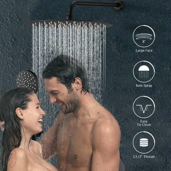 Un homme et une femme se douchent ensemble sous une grande pomme de douche à effet pluie. Des icônes mettent en valeur ses caractéristiques : grande face, jet pluie, nettoyage facile, filetage 1/2".