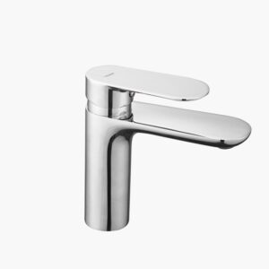 Un moderno rubinetto da bagno cromato monocomando con un elegante design cilindrico su sfondo bianco.