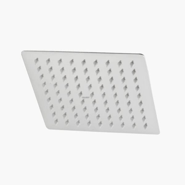 Obdélníková nástěnná dešťová sprchová hlavice s rovnoměrně rozmístěnými tryskami na bílém pozadí.