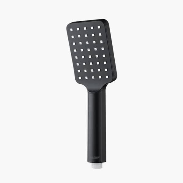 직사각형 면과 여러 개의 작은 정사각형 노즐이 달린 검은색 핸드헬드 샤워헤드입니다.