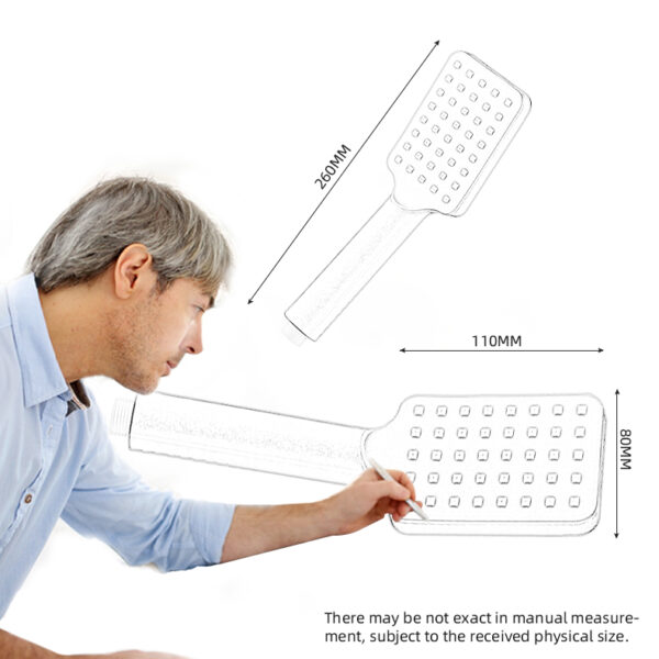 구멍이 있는 260mm x 110mm x 60mm 직사각형 패들의 모델과 스케치를 검사하면서 수동 측정 불일치 가능성을 지적하는 남성.