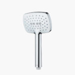 Chrómová ručná sprchová hlavica s mnohými malými tryskami, obdĺžnikovým tvarom a krátkou rukoväťou.