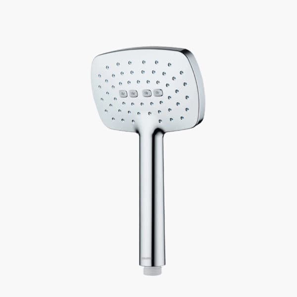 Chrómová ručná sprchová hlavica s mnohými malými tryskami, obdĺžnikovým tvarom a krátkou rukoväťou.