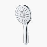 원통형 손잡이에 부착된 원형 패턴의 여러 노즐이 달린 욕조용 은색 샤워헤드입니다.