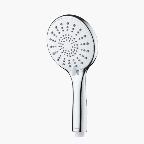 원통형 손잡이에 부착된 원형 패턴의 여러 노즐이 달린 욕조용 은색 샤워헤드입니다.
