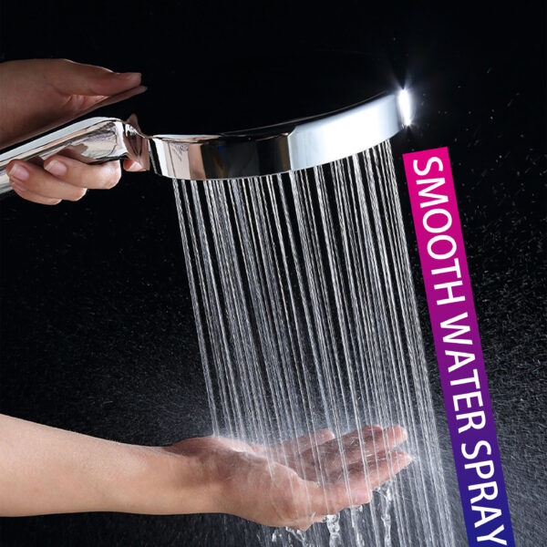 Een handdouche die water op een hand spuit, tekst: "SMOOTH WATER SPRAY.