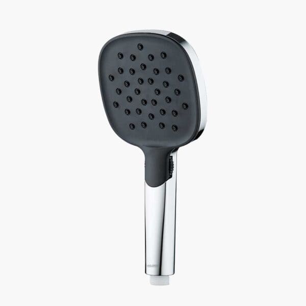 Um chuveiro de mão de luxo com um bico quadrado preto e uma alça prateada sobre um fundo branco liso.