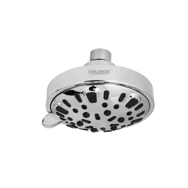 Um chuveiro de 2.5 gpm com ducha manual. Close de um chuveiro cromado com vários bicos de jato e alavanca ajustável.