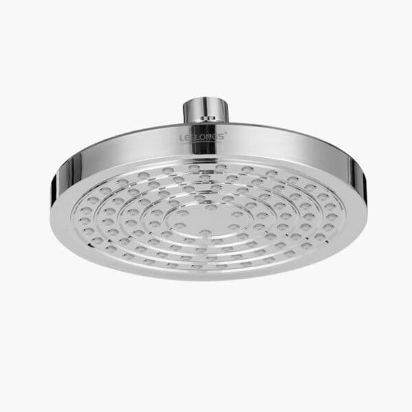 Okrogla kromirana tuš glava z več šobami, nameščena obrnjena navzdol.