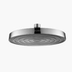 Een grote close-up van een ronde, verchroomde douchekop met concentrische ringen en een centrale sproeikop tegen een effen witte achtergrond.