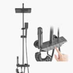 Μοντέρνα μαύρη βρύση μπανιέρας με φορητό ντους και επιτοίχιο χειριστήριο. Ένα χέρι πιέζει ένα κουμπί ελέγχου.