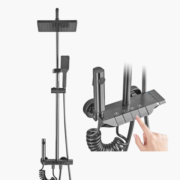 Μοντέρνα μαύρη βρύση μπανιέρας με φορητό ντους και επιτοίχιο χειριστήριο. Ένα χέρι πιέζει ένα κουμπί ελέγχου.