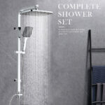 Een moderne vierkante hoofd- en handdoucheset geïnstalleerd op een grijs betegelde muur met "COMPLETE SHOWER SET" weergegeven.