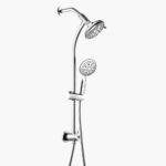 Μια κεφαλή ντους βροχής με συνδυασμό χειρός, και οι χειροκίνητες κεφαλές συνδέονται σε μια κάθετη ράβδο.