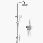 Επιτοίχια αναμίκτης ντους μπάνιου με ντους ψιλής βροχής από πάνω και χειροκίνητο εξάρτημα σε συρόμενη ράγα σε λευκό φόντο.