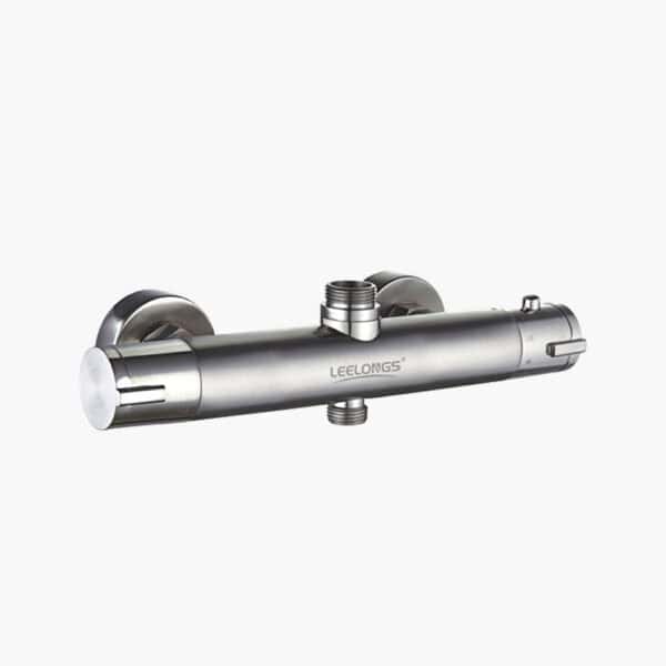 2 つの丸型壁マウントおよび中央コントロール ノブを備えたステンレス製サーモスタット シャワー バルブ。