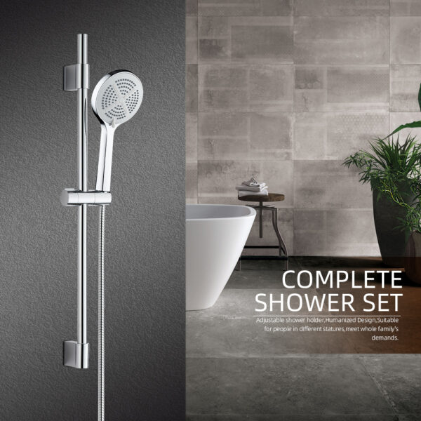 Salle de bain moderne : murs gris, set de douche, baignoire autoportante, plante en pot, tabouret et serviette. Texte : « ENSEMBLE DE DOUCHE COMPLET.