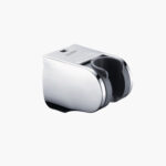 Βάση στήριξης κεφαλής ντους τοποθετημένη στον τοίχο σε απλό λευκό φόντο.