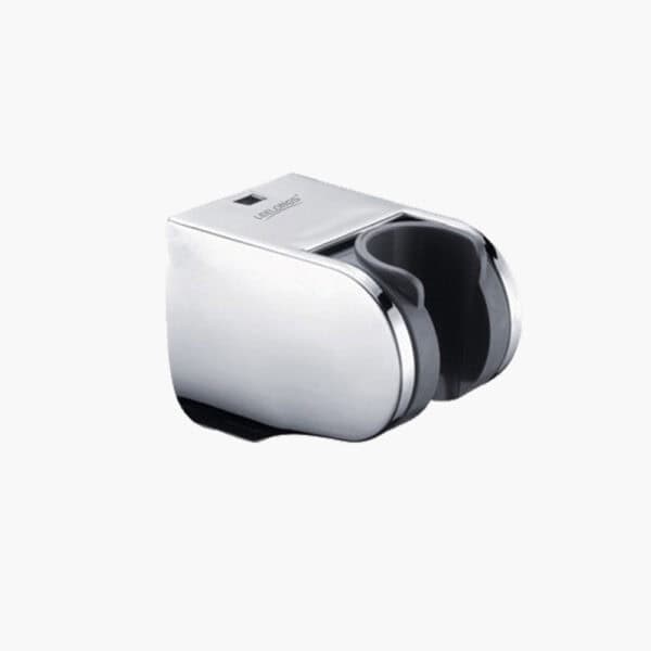 Βάση στήριξης κεφαλής ντους τοποθετημένη στον τοίχο σε απλό λευκό φόντο.