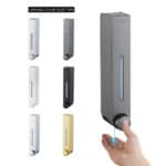 Yanında beyaz, siyah, gri ve altın renk seçenekleri bulunan duvara monte sabunluk kullanan bir kişi.