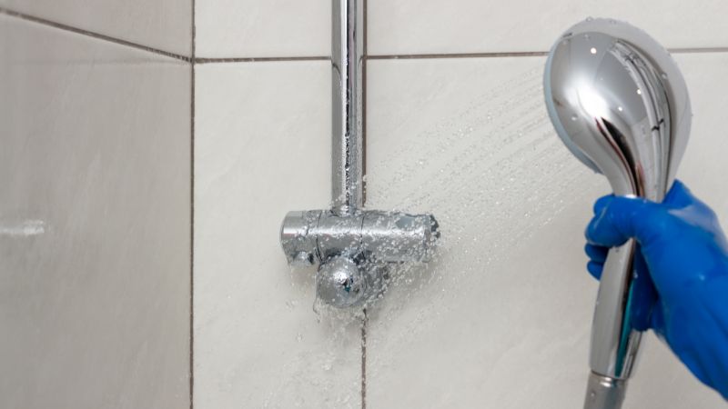 douchekop in de badkamer