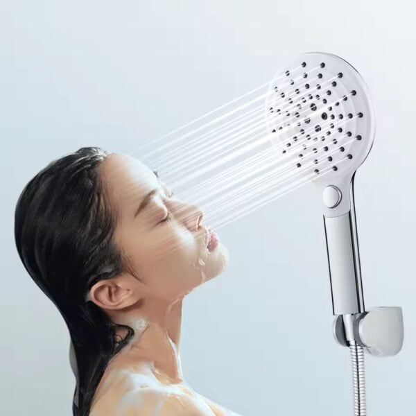 Com os olhos fechados, uma pessoa aproveita o jato de água do chuveiro ajustável universal Leelongs.