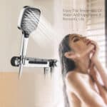 Uma mulher toma banho com o chuveiro de mão Leelongs Chrome; o texto diz: "Aproveite a ternura da água e experimente uma vida romântica.