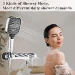 Uma mulher toma banho com o chuveiro de mão Leelongs Chrome, com 3 modos de jato. O texto indica suas configurações de uso diário.
