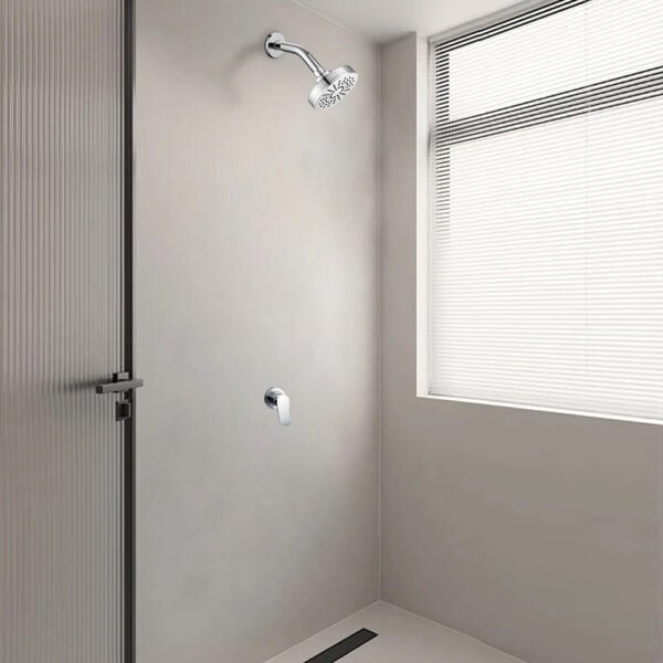 Ducha minimalista con rociador de lluvia redondo de 25cm, control cromado, puerta de cristal y ventana con persianas en pared derecha.