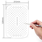Une main avec un stylo pointe vers la pomme de douche à effet pluie chromée Leelongs de 30,5 × 20,5 cm, marquée de lignes de mesure.