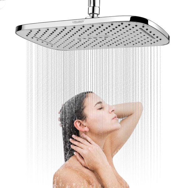 Une personne sous la grande pomme de douche à effet pluie de Leelong, les yeux fermés, les mains sur le cou tandis que l'eau coule.