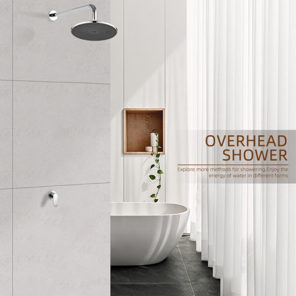 Baño moderno con ducha tipo lluvia Leelongs, bañera blanca, paredes de mármol, cortinas transparentes y un pequeño estante con una planta.