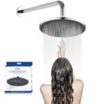 Una persona con cabello largo y mojado se encuentra debajo del cabezal de ducha tipo lluvia de 9 pulgadas de Leelongs; la caja del producto se encuentra en la parte inferior izquierda.