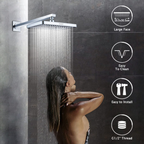 Personne sous la pomme de douche à effet pluie surdimensionnée Leelongs ; les icônes indiquent sa taille, son nettoyage facile, son installation rapide et son filetage G1/2".
