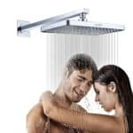 Deux personnes se tiennent sous la pomme de douche à effet pluie surdimensionnée Leelongs tandis que l'eau se déverse sur elles.