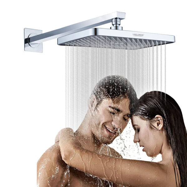Deux personnes se tiennent sous la pomme de douche à effet pluie surdimensionnée Leelongs tandis que l'eau se déverse sur elles.