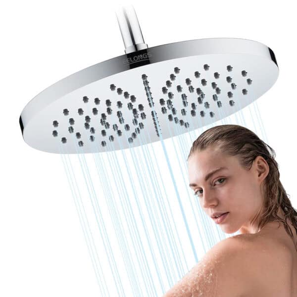 Una mujer se ducha bajo un cabezal de ducha de lluvia redondo de 25 cm montado en la pared, con el agua cayendo a raudales.